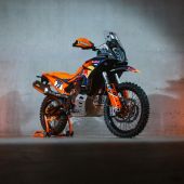 Mit einer weltweit limitierten Stückzahl setzt die KTM 890 ADVENTURE R RALLY 2026 ein klares Statement in Sachen rallye-erprobter Ingenieurskunst von KTM.